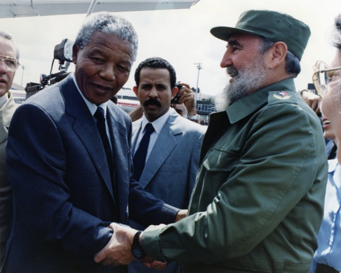 Mandela - Castro Salute Humanity
