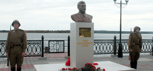 East Germany Guards JV Stalin!