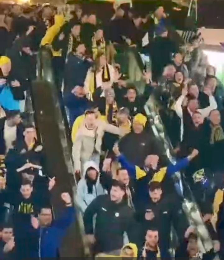 racist zionist fans arrive