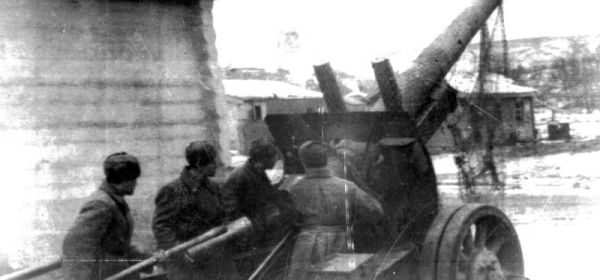 Soviet artillerymen from Sergeant Bardadymov's crew fire at enemy pillboxes on the outskirts of Stalingrad using a 152-mm ML-20 howitzer-gun, model 1937.