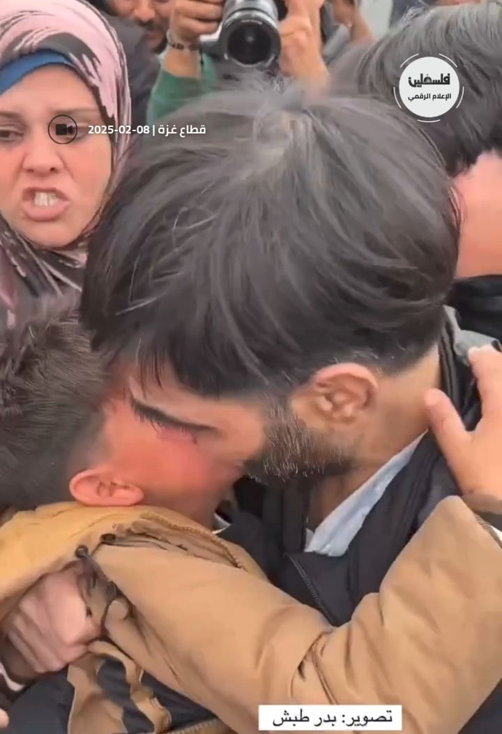 https://t.me/PalestineTv1/82859 لحظة لقاء أسير محرر بطفله في قطاع غزة