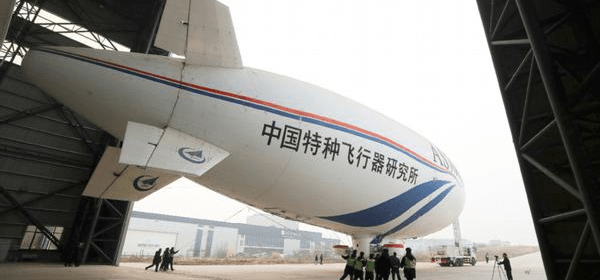 Workers prepare for the maiden flight of AS700D, a lithium batterypowered airship at the Jingmen Zhanghe Airport in Hubei province on Friday. (ZHAO PING/FOR CHINA DAILY)