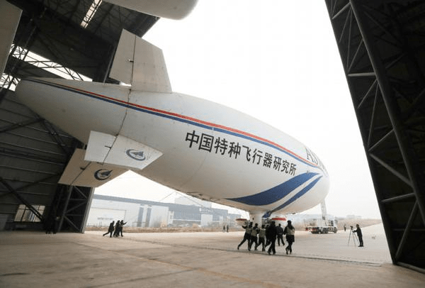 Workers prepare for the maiden flight of AS700D, a lithium batterypowered airship at the Jingmen Zhanghe Airport in Hubei province on Friday. (ZHAO PING/FOR CHINA DAILY)