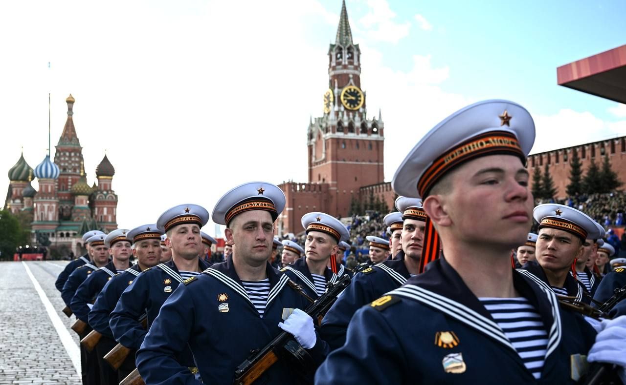 Massed Ranks of World Military March Through Red Square!