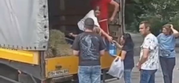 Grifting Anarchists Wander Around a Lorry...