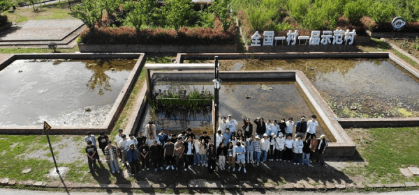 An aerial drone photo taken on April 25, 2025 shows Ling Jiajun taking group photos with his classmates during a field research in Shuijing Village of Jingqiao Town, Lishui District of Nanjing, east China's Jiangsu Province. (Xinhua/Wang Meiqi)