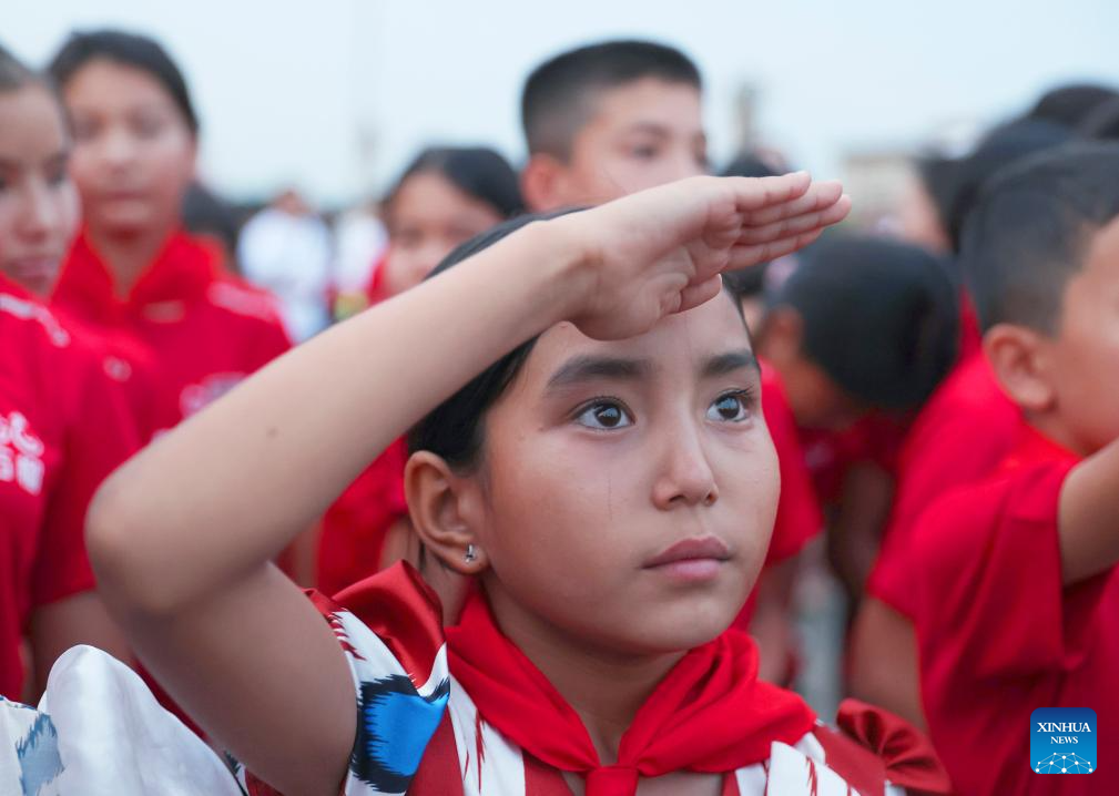 She stood on tiptoe, her gaze piercing through the crowd as she watched the slowly rising China's national flag.