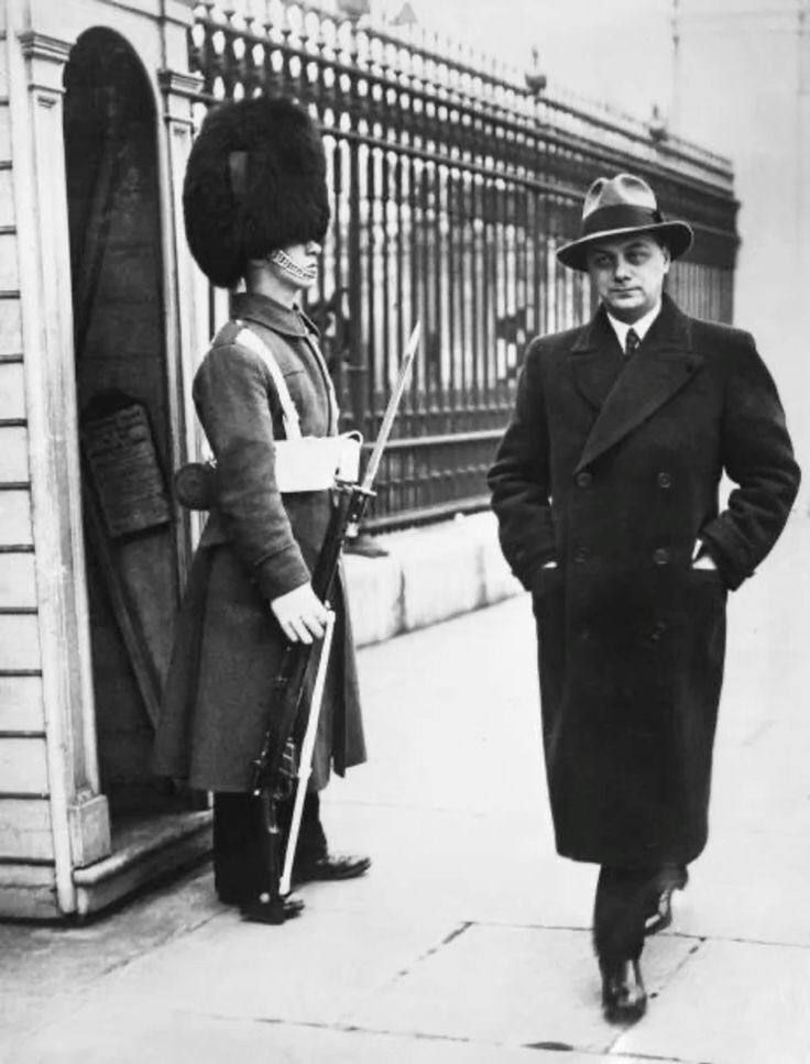 Enest Rosenberg - Hitler' Right-Hand Man - Enjoys a Walk Passed Buckingham Palace in 1936! I High-Water Mark of Hitler's Popularity in the UK!