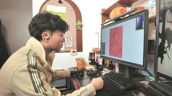 Sai Benyuan, who has a prosthetic hand, works on his art project in Dalian, Liaoning province, in March. (Photo provided to China Daily)