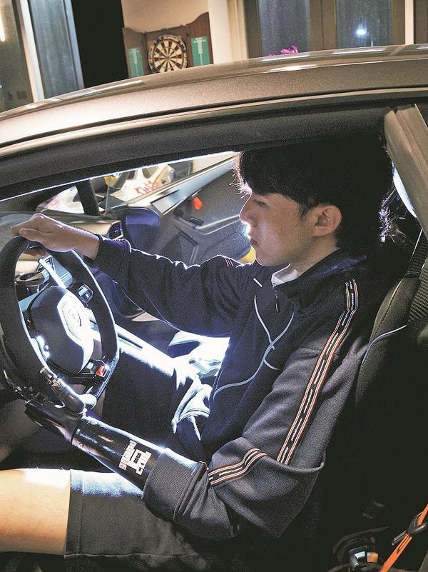 Sai Benyuan drives a car in Hangzhou, Zhejiang province, in July. (Photo provided to China Daily)