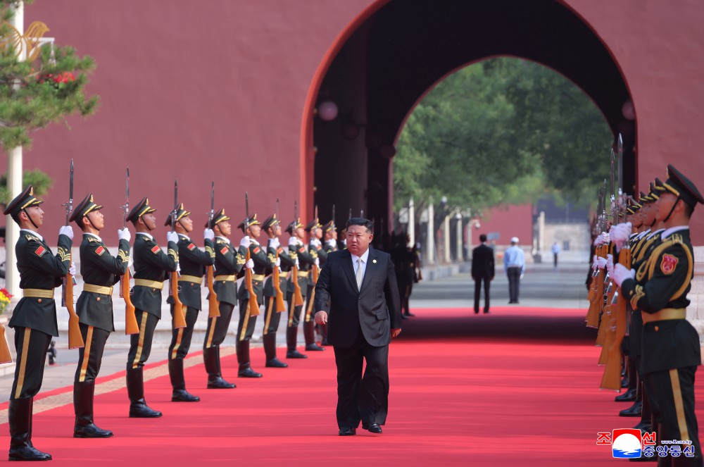 Kim Jong Un in Beijing! PLA Honour Guard!