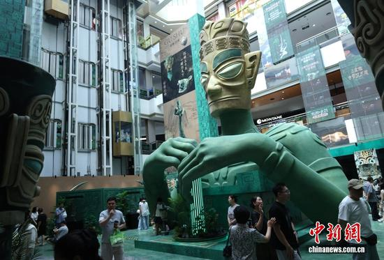 Photo shows a 10-meter-tall bronze giant statue displayed in Beijing, Aug. 9, 2025. (Photo/China News Service)