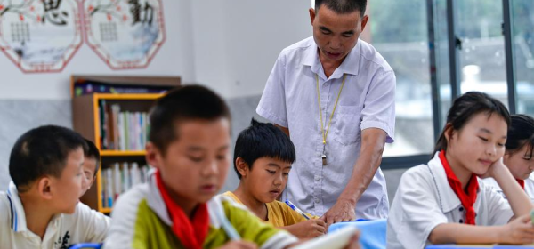Ren Dabing instructs students at Molao Youyi Primary School in Biancheng Town of Huayuan County, central China's Hunan Province, Sept. 9, 2025. (Xinhua/Yang Wenbin)
