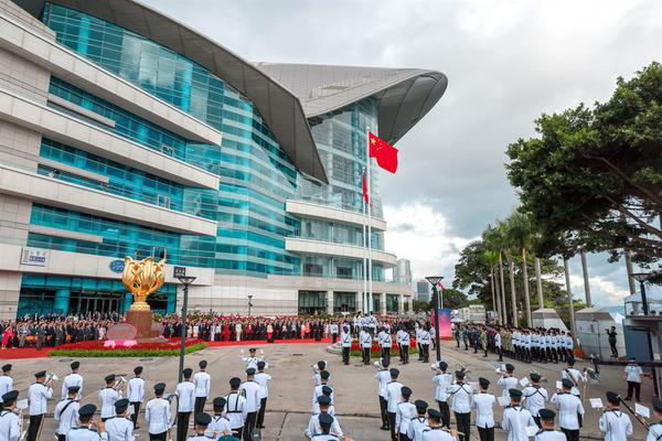 Officials and guests make a toast during a reception commemorating the 28th anniversary of the establishment of the Hong Kong Special Administrative Region, at the Hong Kong Convention and Exhibition Centre on July 1, 2025. (Photo by Andy Chong/China Daily)