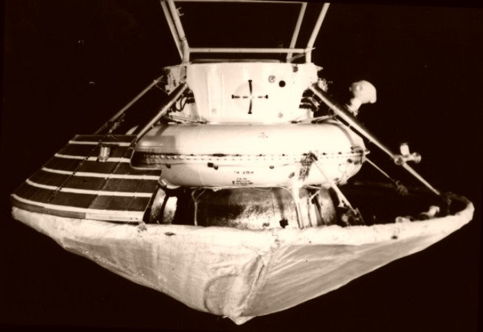Descent module with aerodynamic screen