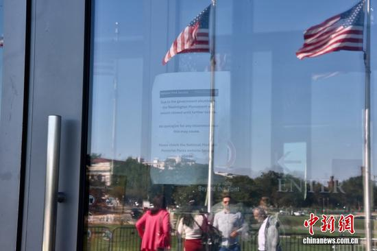 The Washington Monument is closed to tourists due to the government shutdown, Oct. 1, 2025. (Photo/China News Service)
