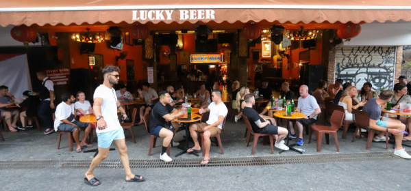 A scene of people socialising with drinks at a pub on Khaosan Road in Bangkok. (Photo: Pattarapong Chatpattarasill) Please credit and share this article with others using this link: https://www.bangkokpost.com/thailand/general/3133310/new-thai-alcohol-rules-put-drinkers-on-the-hook-for-fines. View our policies at http://goo.gl/9HgTd and http://goo.gl/ou6Ip. © Bangkok Post PCL. All rights reserved.