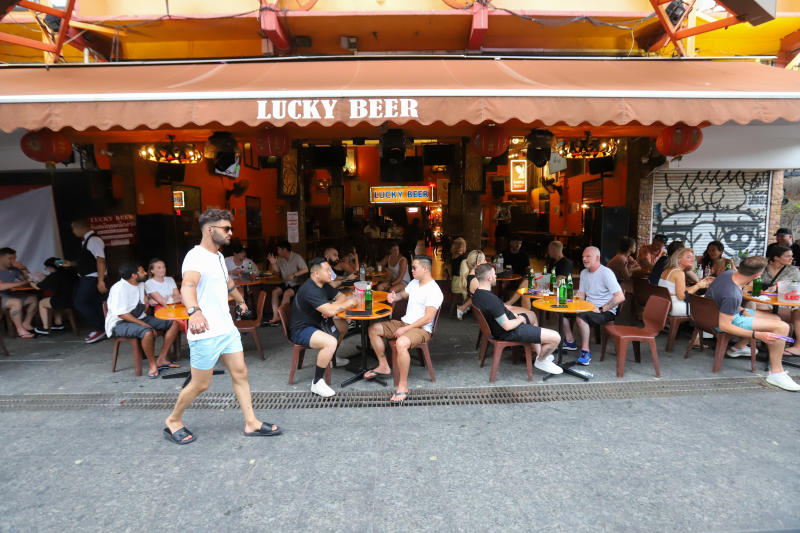 A scene of people socialising with drinks at a pub on Khaosan Road in Bangkok. (Photo: Pattarapong Chatpattarasill) Please credit and share this article with others using this link: https://www.bangkokpost.com/thailand/general/3133310/new-thai-alcohol-rules-put-drinkers-on-the-hook-for-fines. View our policies at http://goo.gl/9HgTd and http://goo.gl/ou6Ip. © Bangkok Post PCL. All rights reserved.