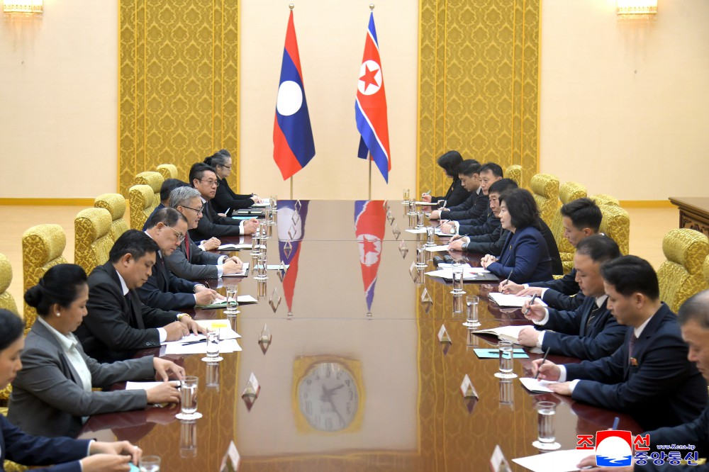 Talks Held between Foreign Ministers of DPRK and Laos