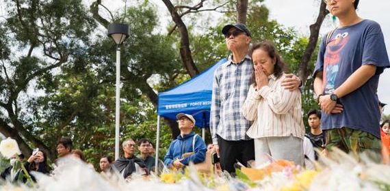 Hong Kong residents visit the site of Wang Fuk Court, a residential area in Tai Po of Hong Kong, offering flowers and paying their respects to the victims on Nov. 2, 2025. (Photo: China News Service / Hou Yu)