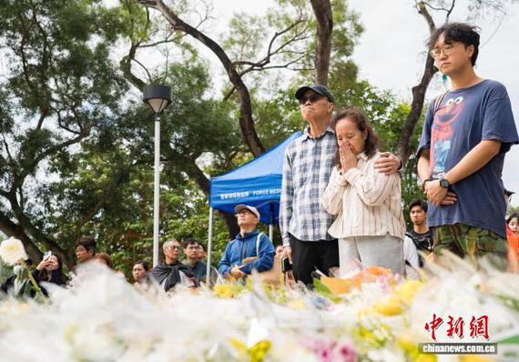 Hong Kong residents visit the site of Wang Fuk Court, a residential area in Tai Po of Hong Kong, offering flowers and paying their respects to the victims on Nov. 2, 2025. (Photo: China News Service / Hou Yu)