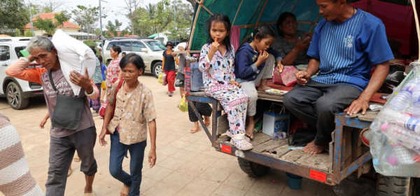Cambodian evacuees carry relief items at a safe zone in Siem Reap province, Cambodia, on Dec. 11, 2025. (Photo by Sovannara/Xinhua)