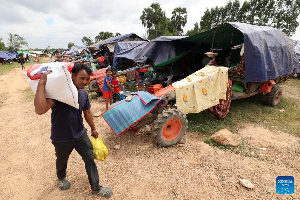 A Cambodian evacuee carries relief items at a safe zone in Siem Reap province, Cambodia, on Dec. 11, 2025. (Photo by Sovannara/Xinhua)