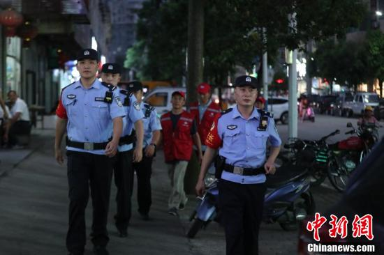 Policemen walking on the street. (Photo: China News Service/ Zhang Xiangyi)