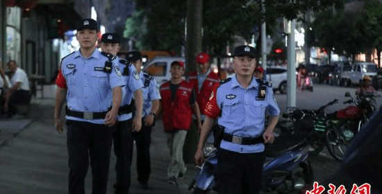 Policemen walking on the street. (Photo: China News Service/ Zhang Xiangyi)