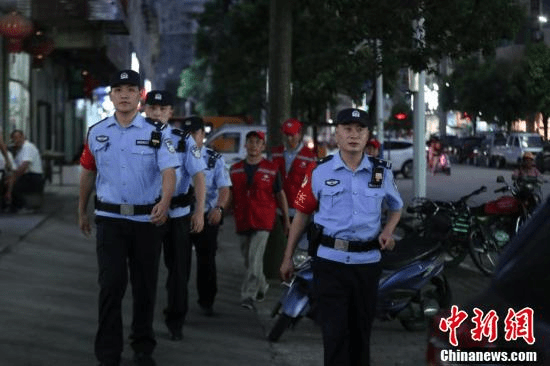 Policemen walking on the street. (Photo: China News Service/ Zhang Xiangyi)