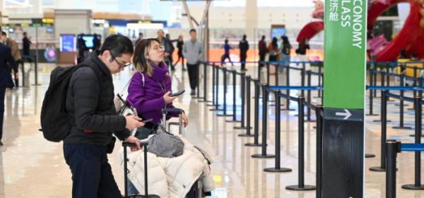 Passengers flying with All Nippon Airways wait to check in at Guangzhou Baiyun International Airport on Jan. 22, 2026. (Photo/China News Service)
