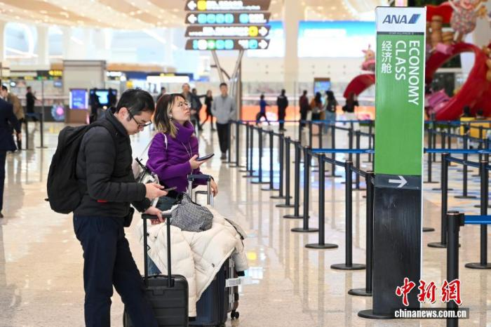 Passengers flying with All Nippon Airways wait to check in at Guangzhou Baiyun International Airport on Jan. 22, 2026. (Photo/China News Service)