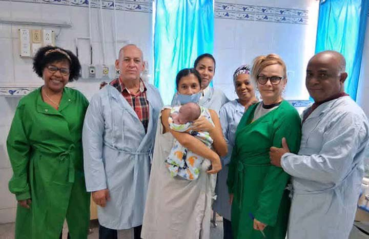 Dr. Yandry Alfonso Chang, director of Medical Assistance and Medicines in the territory, reflects on this case with a mixture of professional pride and citizen concern.