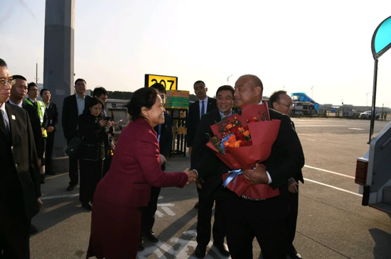 President of Nauru David Adeang arrives in Guangzhou, south China's Guangdong Province, Feb. 8. (Photo from the Chinese Embassy in the Republic of Nauru.)