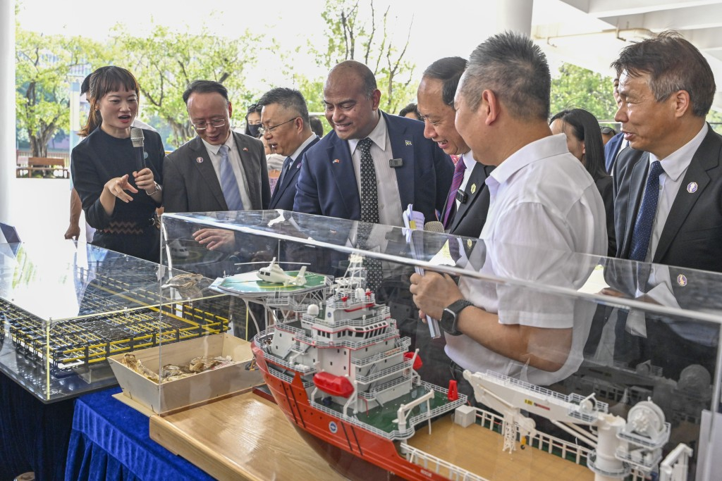 David Adeang (fourth from left) visits the China-Pacific Islands Cooperation Center for Disaster Prevention and Mitigation at Wuyi University in Jiangmen, Guangdong. China News Service