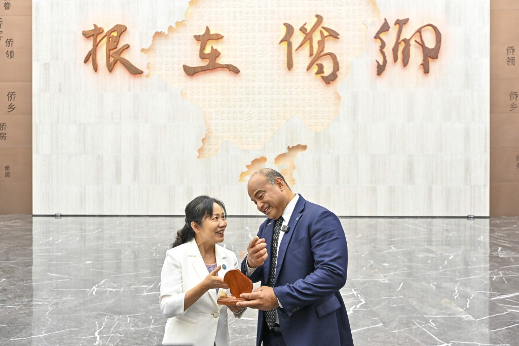 David Adeang (right) presents a souvenir with the theme of a map of Nauru to the Overseas Chinese Museum in Jiangmen, Guangdong. China News Service
