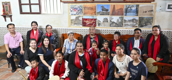 Adeang (fourth from right in the back row) took a group photo with his maternal grandmother Tan Huixia (譚惠霞) (fourth from left in the back row) and other family members. China News Service
