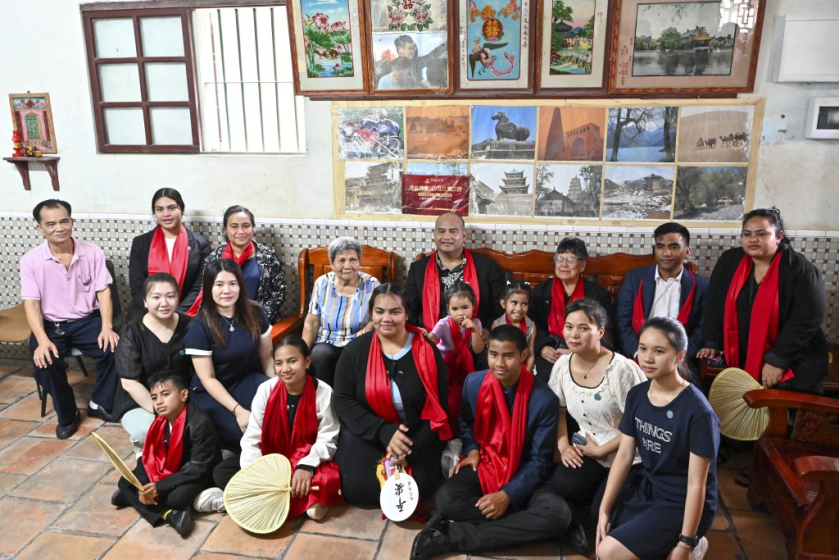 Adeang (fourth from right in the back row) took a group photo with his maternal grandmother Tan Huixia (譚惠霞) (fourth from left in the back row) and other family members. China News Service