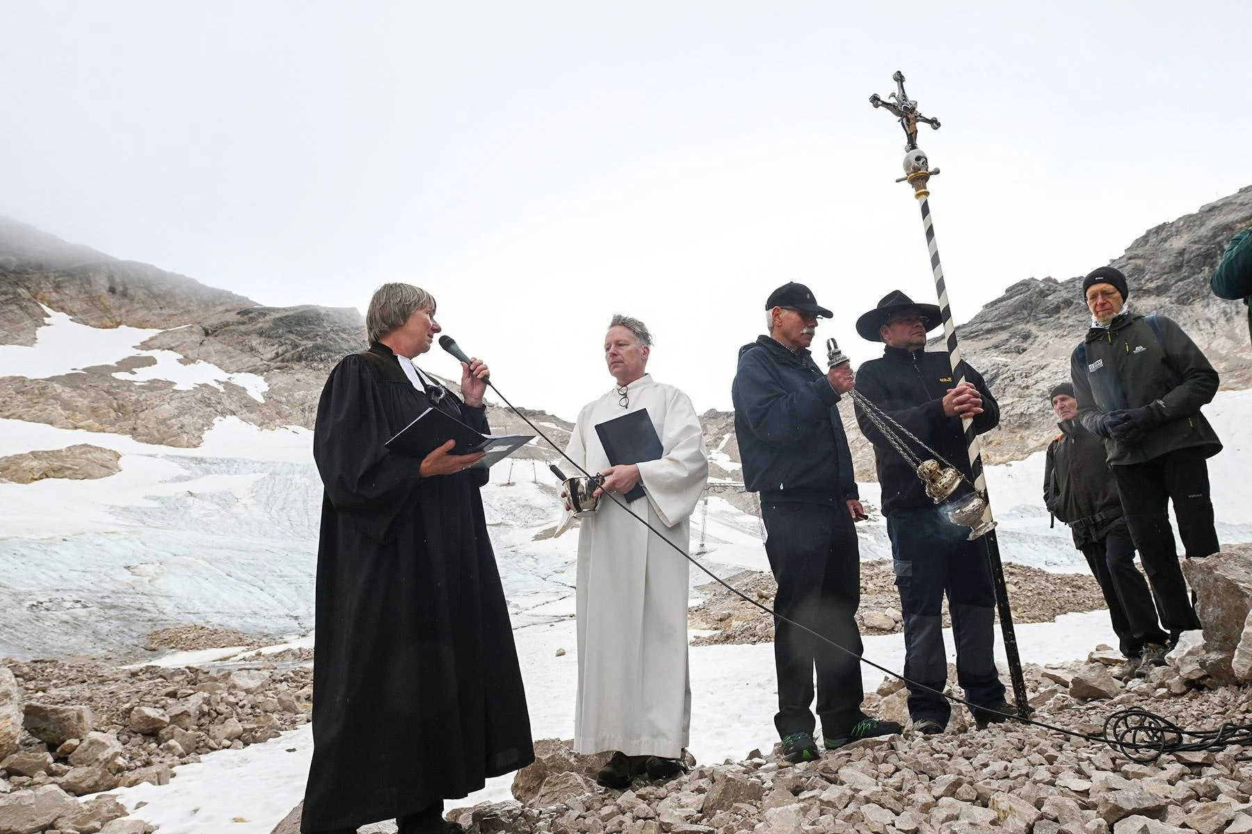 With an ecumenical requiem for the Zugspitze glacier, Bavarian churches drew attention to the effects of climate change. The dwindling glacier was blessed in a church ritual. From left, Lutheran Pastor Ulrike Wilhelm and Catholic Pastoral Assistant Florian Hammerl. Photo: epd-bild/Angelika Warmuth 