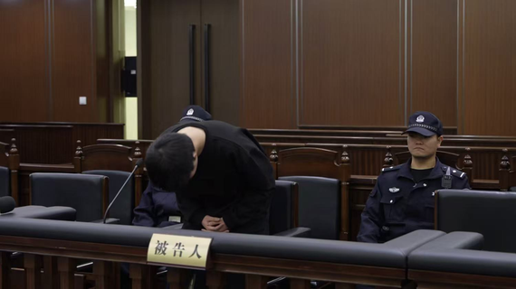 Lin bows in court to apologize. (Photo courtesy of CCTV)