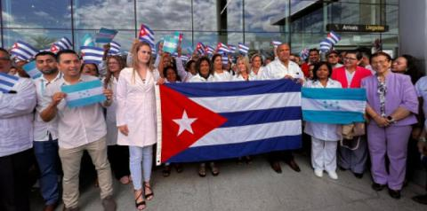 Havana, March 6, 2026.- At the José Martí International Airport, 172 health professionals were received by the authorities of the sector with the recognition of their noble, humane and sensitive work in Honduras.
