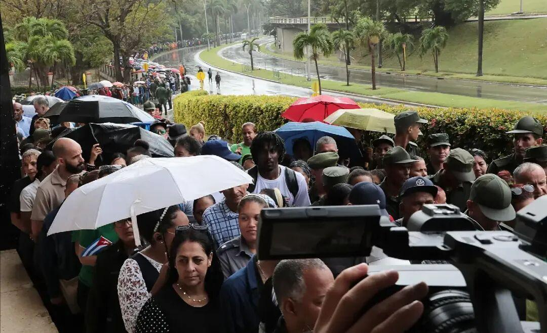 Thousands of Cubans Queued to Show Their Respect!