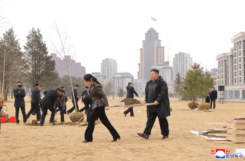 The participants lavished their sincerity on tree planting, cherishing the noble intention of the great father as the immutable truth and true value of patriotism.