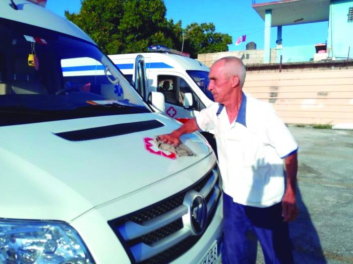 There is always an ambulance that starts, a doctor on board, a paramedic who drives. Photo: Ortelio González Martínez
