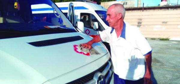 There is always an ambulance that starts, a doctor on board, a paramedic who drives. Photo: Ortelio González Martínez