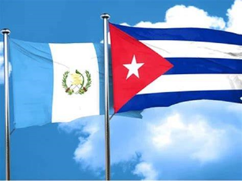 On the day that the mayor presented the medal of the city of San Pedro Carchá to the young Cuban doctor Yunior Proenza González