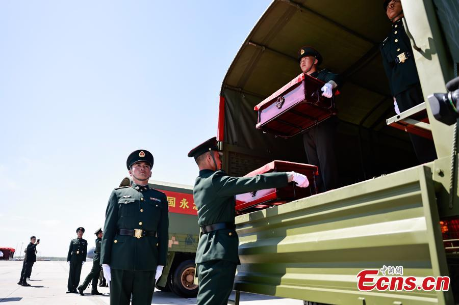Coffins containing the remains of the Chinese People's Volunteers martyrs, escorted by honor guards, are about to be loaded onto vehicles at Taoxian International Airport in Shenyang, northeast China's Liaoning Province, April 22, 2026. (Photo: China News Service/Yu Haiyang)