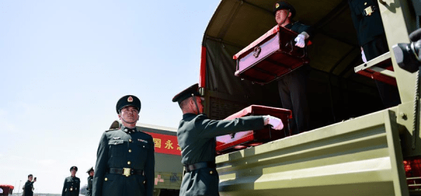 Coffins containing the remains of the Chinese People's Volunteers martyrs, escorted by honor guards, are about to be loaded onto vehicles at Taoxian International Airport in Shenyang, northeast China's Liaoning Province, April 22, 2026. (Photo: China News Service/Yu Haiyang)