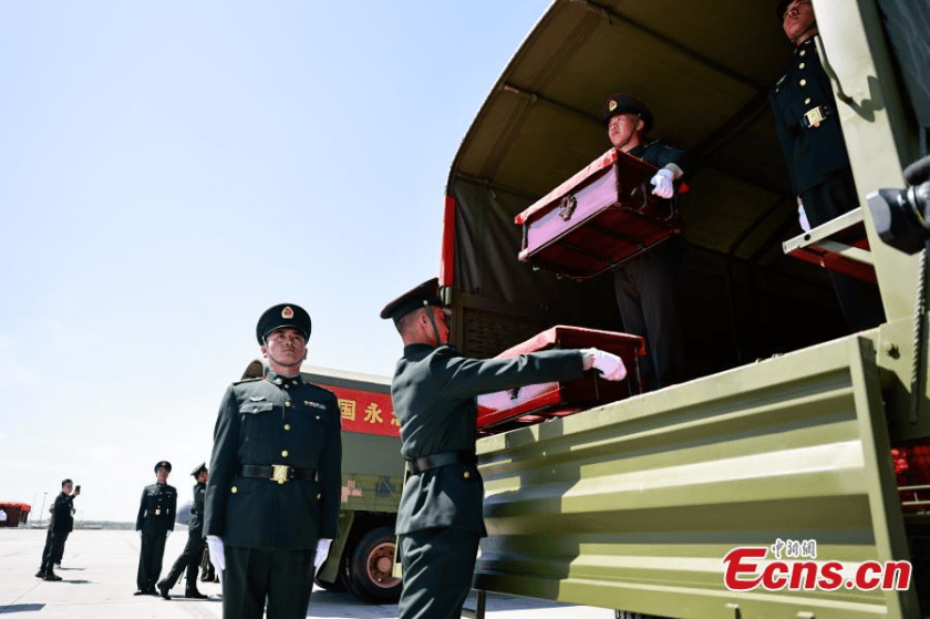 Coffins containing the remains of the Chinese People's Volunteers martyrs, escorted by honor guards, are about to be loaded onto vehicles at Taoxian International Airport in Shenyang, northeast China's Liaoning Province, April 22, 2026. (Photo: China News Service/Yu Haiyang)