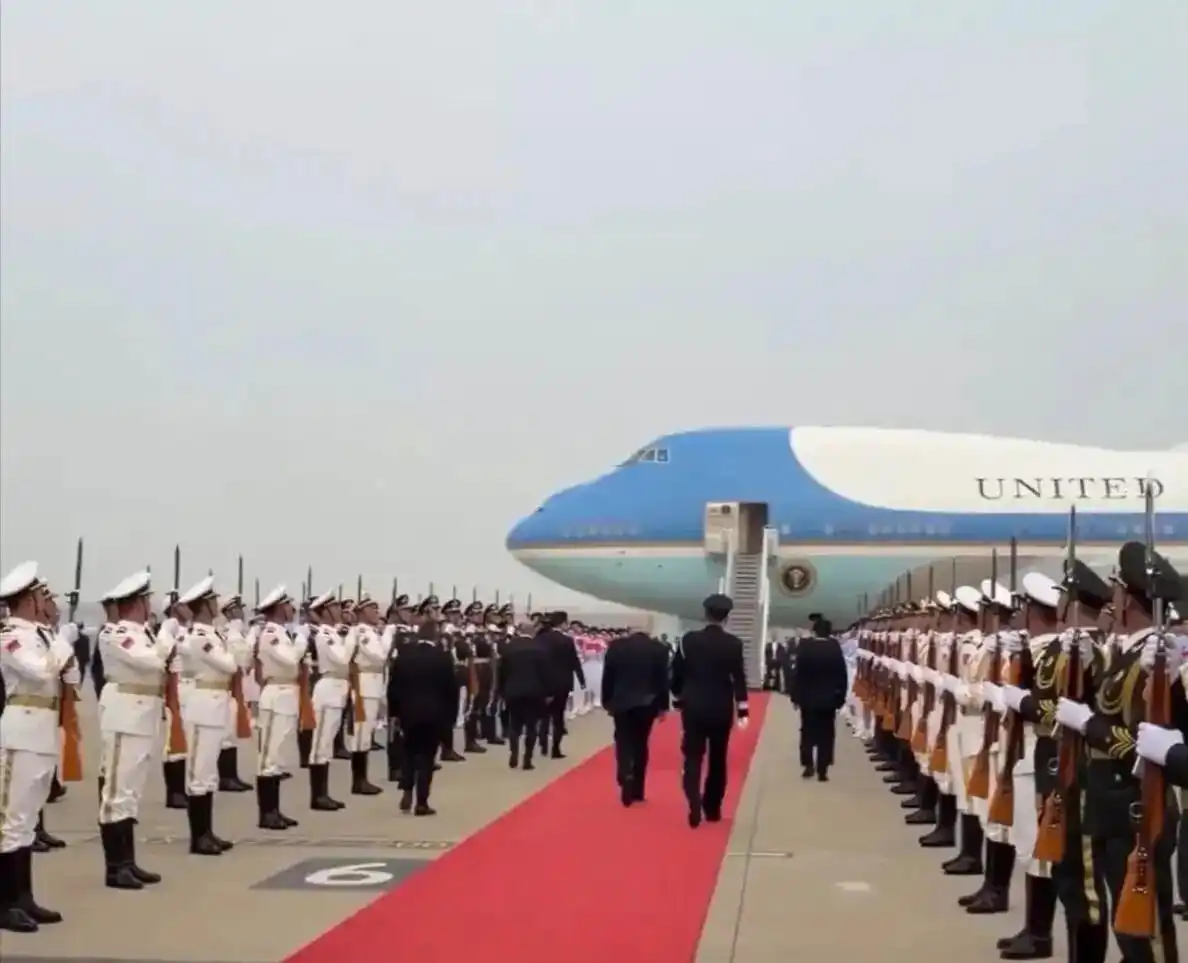 US Delegation "Dumps" Chinese Gifts in Bin!